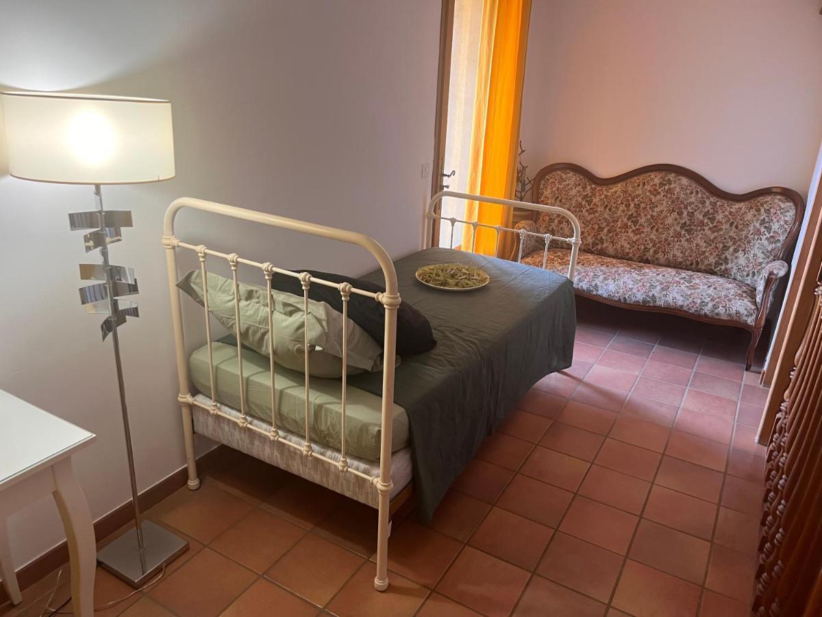 Le Mazet De Choubouloute Bed & Breakfast Сан-Жил Екстериор снимка