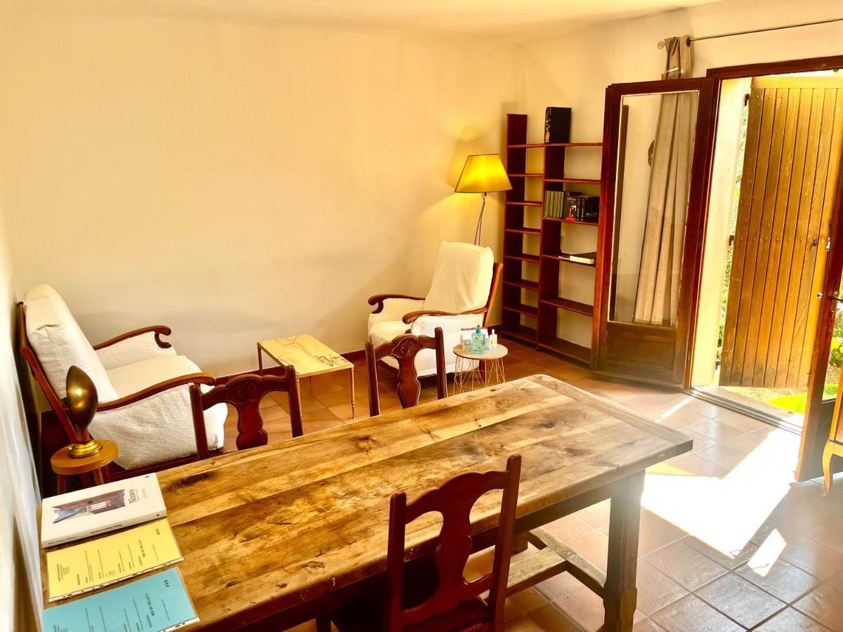 Le Mazet De Choubouloute Bed & Breakfast Сан-Жил Екстериор снимка